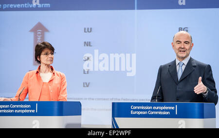 Marianne Thyssen, commissaire européen pour l'emploi, les affaires sociales, les compétences et la mobilité de la main-d (L) et Pierre Moscovici, le commissaire européen aux affaires économiques et financières, fiscalité et union douanière tiennent une conférence de presse sur les décisions sur la gouvernance économique et le 2015 des recommandations spécifiques par pays au siège de la Commission européenne à Bruxelles, Belgique le 13.05.2015 par Wiktor Dabkowski Banque D'Images