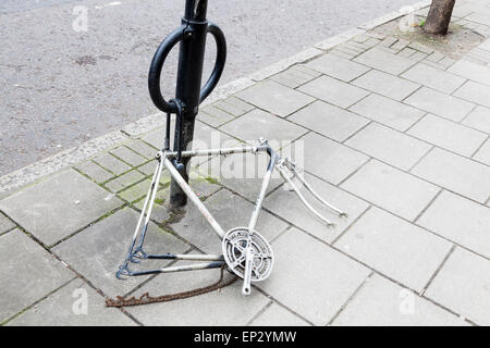 Vol de vélo. Les roues, guidon, pédales, siège et d'autres parties volés dans un local à vélos, London, England, UK Banque D'Images