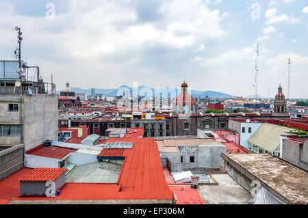 La VILLE DE MEXICO, MEXIQUE - 29 avril 2014 : la vue quotidienne de Zocalo downtown avec Catedral Metropolitana beffrois à Mexico, au Mexique. Banque D'Images