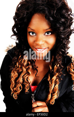 Un closeup portrait photo d'une belle femme jamaïcaine avec de longs cheveux bruns portant un blouson noir, blanc, isolé Banque D'Images