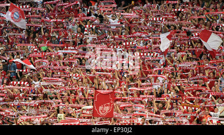 Munich, Allemagne. 12 mai, 2015. Le Bayern Munich's fans pendant la demi-finale de la Ligue des Champions match de football FC Bayern Munich vs FC Barcelone à Munich, Allemagne, 12 mai 2015. Photo : Peter Kneffel/dpa/Alamy Live News Banque D'Images