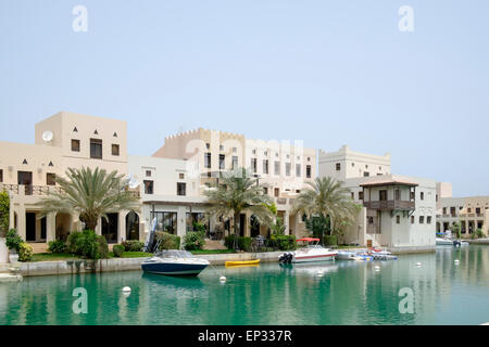 Villas de luxe côté canal à la ville flottante dans le développement de la propriété résidentielle du Amwaj Island au Royaume de Bahreïn Banque D'Images