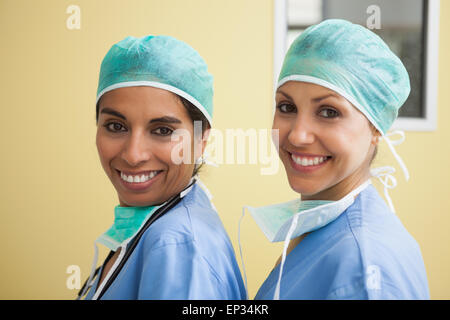 Deux professionnels de femmes portant des gommages corporels in hospital room Banque D'Images