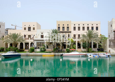 Villas de luxe côté canal à la ville flottante dans le développement de la propriété résidentielle du Amwaj Island au Royaume de Bahreïn Banque D'Images