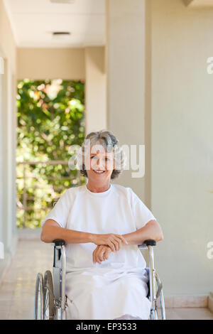 Femme dans son fauteuil roulant Banque D'Images