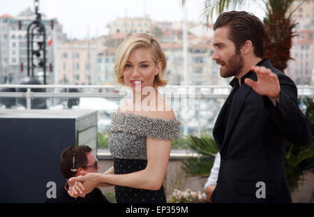 Cannes, France. 13 mai, 2015. Membre du jury, l'actrice britannique Sienna Miller et l'acteur américain Jake Gyllenhaal posent pendant la photocall du jury lors de la 68e assemblée annuelle du Festival du Film de Cannes, à Cannes, France, 13 mai 2015. Le festival se déroulera du 13 au 24 mai. Dpa : Crédit photo alliance/Alamy Live News Banque D'Images