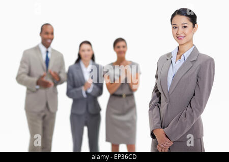 Businesswoman with co-workers applaudir à l'arrière-plan Banque D'Images