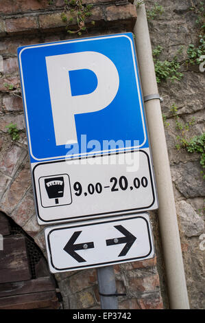 Parking sign dans une rue d'Italie. Banque D'Images