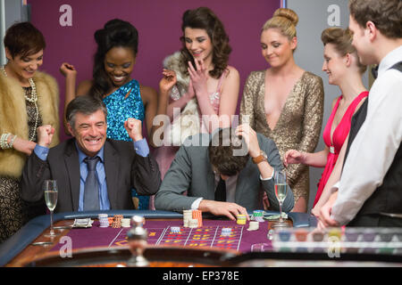 Un homme qui gagne et perd un homme at roulette table Banque D'Images