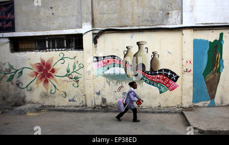 13 mai 2015 - Naplouse, Cisjordanie, territoire palestinien - une fille de réfugiés palestiniens passe devant une peinture murale à l'extérieur de sa maison familiale, dans le camp de réfugiés d'Askar, près de la ville cisjordanienne de Naplouse, le 13 mai 2015. ''Nakba'' signifie en arabe ''catastrophe'' en référence à la naissance de l'état d'Israël il y a 67 ans de la Palestine-, qui a entraîné le déplacement de centaines de milliers de Palestiniens qui ont fui ou ont été chassés de leurs foyers lors de la guerre de 1948 sur la création d'Israël (crédit Image : © Nedal Eshtayah/APA Images/Zuma sur le fil) Banque D'Images