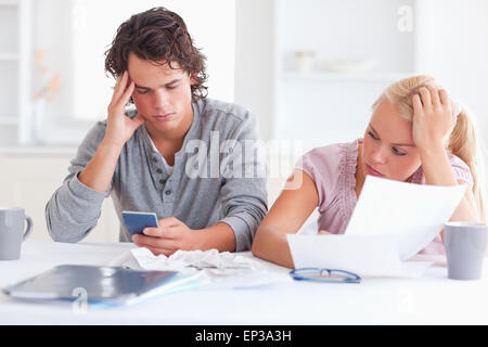 Couple en passant par leurs dépenses Banque D'Images