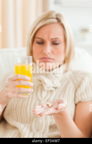 Sick woman showing pills Banque D'Images