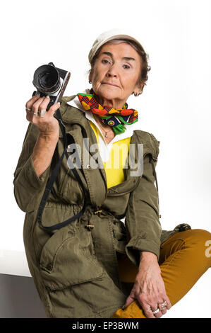 Portrait de studio de 83 à la bonne vieille femme senior blanc sur fond blanc avec l'appareil photo classique Banque D'Images
