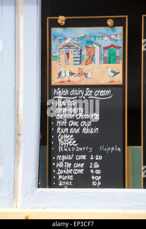 Welsh Dairy Ice Cream affiche les saveurs en magasin à Newport Sands Beach au parc national de la côte de Pembrokeshire, au pays de Galles, au Royaume-Uni en mai Banque D'Images