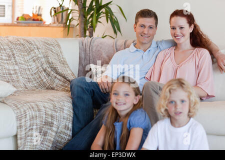 Famille assis dans le salon Banque D'Images