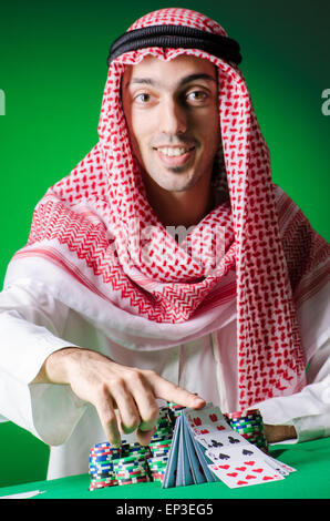 Jouer casino en arabe - concept de jeu avec l'homme Banque D'Images