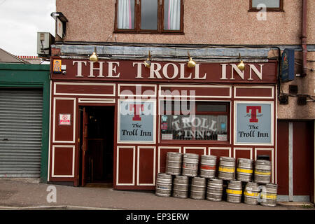 Le Troll Inn est un petit pub écossais locaux gérés par Scottish Brewery Ltd et est situé au 17 rue Arklay Dundee. Leurs livraisons après-midi d'ales et de bières ont été livrés à temps pour le pub les habitants et vendre des plats écossais bières de robinet. Rue Arklay est nommé à la mémoire de David Arklay d Clepington Pâques, décédé en 1822, et fut remplacé par son fils Pierre d'Arklay. Dunninald Clepington est venu à la deuxième fils, Robert, qui le vend en 1856 à William Neish de Tannadice, qui feued Clepington la plupart des motifs de Pâques. Credit : Dundee Photographics/Alamy Live News Banque D'Images