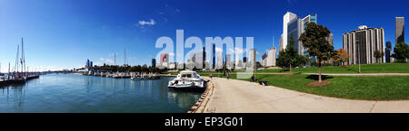 Chicago, Illinois, États-Unis d'Amérique, USA : l'horizon de la ville avec ses gratte-ciel vu de la marina sur le lac Michigan Banque D'Images