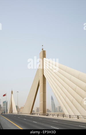 Le cheikh Isa bin Salman Causeway Bridge, reliant Manama et l'île de Muharraq au Royaume de Bahreïn Banque D'Images