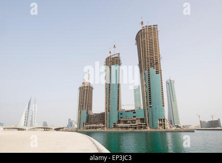 Voir de nouvelles tours de bureaux en construction au quartier du port financier de Bahreïn à Manama Bahrain Banque D'Images