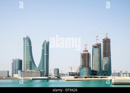 Voir de nouvelles tours de bureaux en construction au quartier du port financier de Bahreïn à Manama Bahrain Banque D'Images