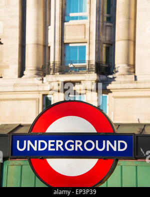 Métro de Londres symbole sur street Banque D'Images