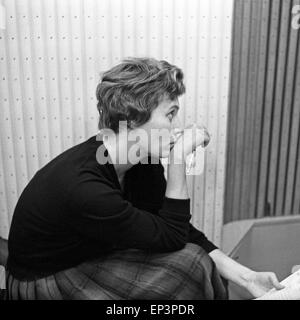 Deutsche bei eine Hörspielproduktion des NDR à Hambourg, Deutschland 1950 er Jahre. L'actrice allemande à la production d'un au Banque D'Images