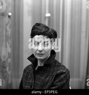 Deutsche bei eine Hörspielproduktion des NDR à Hambourg, Deutschland 1950 er Jahre. L'actrice allemande à la production d'un au Banque D'Images