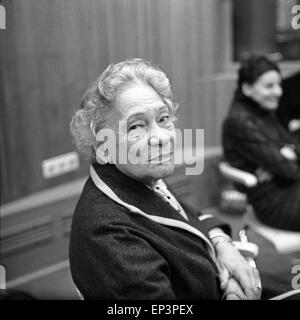 Deutsche Schauspielerin Tilla Durieux bei einer Hörspielproduktion des NDR à Hambourg, Deutschland 1950 er Jahre. L'ARTC allemand Banque D'Images