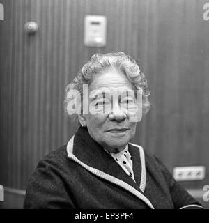 Deutsche Schauspielerin Tilla Durieux bei einer Hörspielproduktion des NDR à Hambourg, Deutschland 1950 er Jahre. L'ARTC allemand Banque D'Images