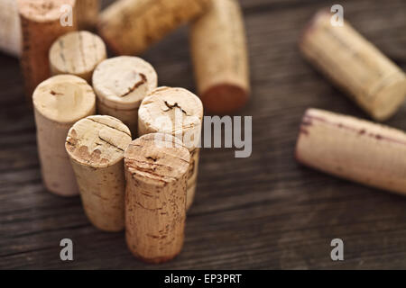 Du vin bouchons sur le fond en bois Banque D'Images