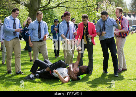 Les étudiants de l'Université de Cambridge célébrant une césarienne dimanche sur Jesus Green à Cambridge dans l'après-midi du dimanche 3 mai. Banque D'Images