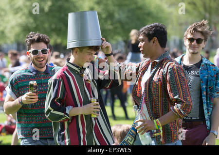 Les étudiants de l'Université de Cambridge célébrant une césarienne dimanche sur Jesus Green à Cambridge dans l'après-midi du dimanche 3 mai. Banque D'Images