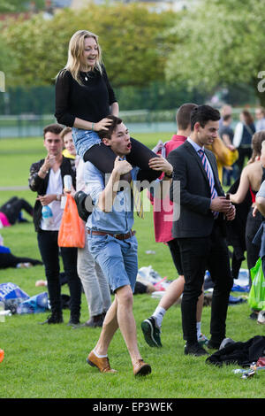 Les étudiants de l'Université de Cambridge célébrant une césarienne dimanche sur Jesus Green à Cambridge dans l'après-midi du dimanche 3 mai. Banque D'Images