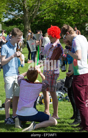 Les étudiants de l'Université de Cambridge célébrant une césarienne dimanche sur Jesus Green à Cambridge dans l'après-midi du dimanche 3 mai. Banque D'Images