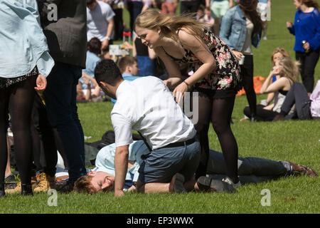 Les étudiants de l'Université de Cambridge célébrant une césarienne dimanche sur Jesus Green à Cambridge dans l'après-midi du dimanche 3 mai. Banque D'Images