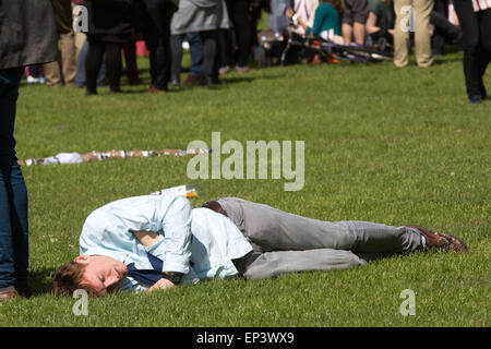 Les étudiants de l'Université de Cambridge célébrant une césarienne dimanche sur Jesus Green à Cambridge dans l'après-midi du dimanche 3 mai. Banque D'Images