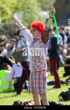 Les étudiants de l'Université de Cambridge célébrant une césarienne dimanche sur Jesus Green à Cambridge dans l'après-midi du dimanche 3 mai. Banque D'Images