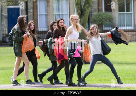 Les étudiants de l'Université de Cambridge célébrant une césarienne dimanche sur Jesus Green à Cambridge dans l'après-midi du dimanche 3 mai. Banque D'Images