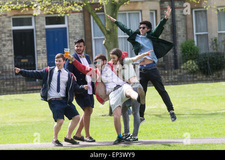 Les étudiants de l'Université de Cambridge célébrant une césarienne dimanche sur Jesus Green à Cambridge dans l'après-midi du dimanche 3 mai. Banque D'Images