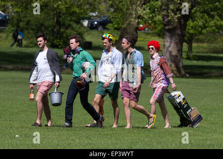 Les étudiants de l'Université de Cambridge célébrant une césarienne dimanche sur Jesus Green à Cambridge dans l'après-midi du dimanche 3 mai. Banque D'Images