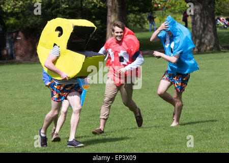 Les étudiants de l'Université de Cambridge célébrant une césarienne dimanche sur Jesus Green à Cambridge dans l'après-midi du dimanche 3 mai. Banque D'Images