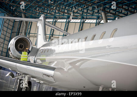 Mécanicien d'aéronefs de l'inspection du moteur jet avion Banque D'Images