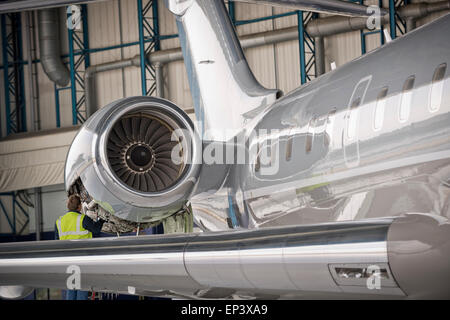 Mécanicien d'aéronefs de l'inspection du moteur jet avion Banque D'Images