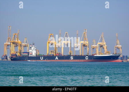 Terminal à conteneurs en eau profonde naturel port à Khorfakkan à Charjah Émirat en Emirats Arabes Unis Banque D'Images