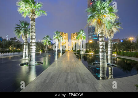 Vue de nuit sur la Constitution à l'intérieur de monument nouveau Al Shaheed Park dans la ville de Koweït Le Koweït. Banque D'Images