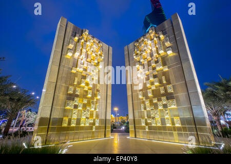 Vue de nuit sur la Constitution à l'intérieur de monument nouveau Al Shaheed Park dans la ville de Koweït Le Koweït. Banque D'Images