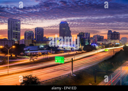 Orlando, Floride, USA skyline sur l'autoroute. Banque D'Images