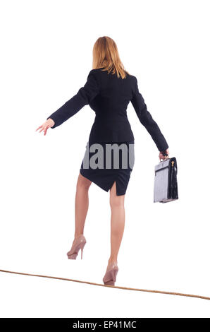 Businesswoman walking sur corde raide isolated Banque D'Images