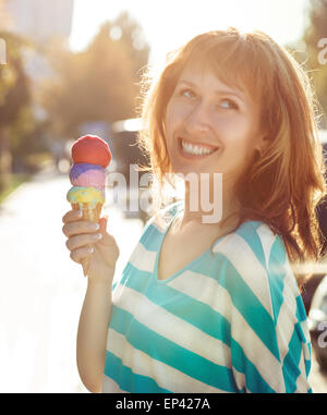 Woman holding ice cream cone dans ses mains à l'extérieur Banque D'Images